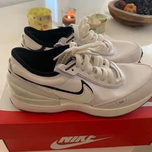 Nike Waffle One SE Big Kid Shoes Size 5 please look at all pictures.Thank you
